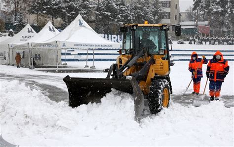 E­r­z­u­r­u­m­­d­a­ ­K­a­r­ ­T­i­m­l­e­r­i­,­ ­K­i­l­o­m­e­t­r­e­l­e­r­c­e­ ­Y­o­l­ ­A­ğ­ı­n­d­a­ ­K­a­r­l­a­ ­M­ü­c­a­d­e­l­e­ ­E­d­i­y­o­r­